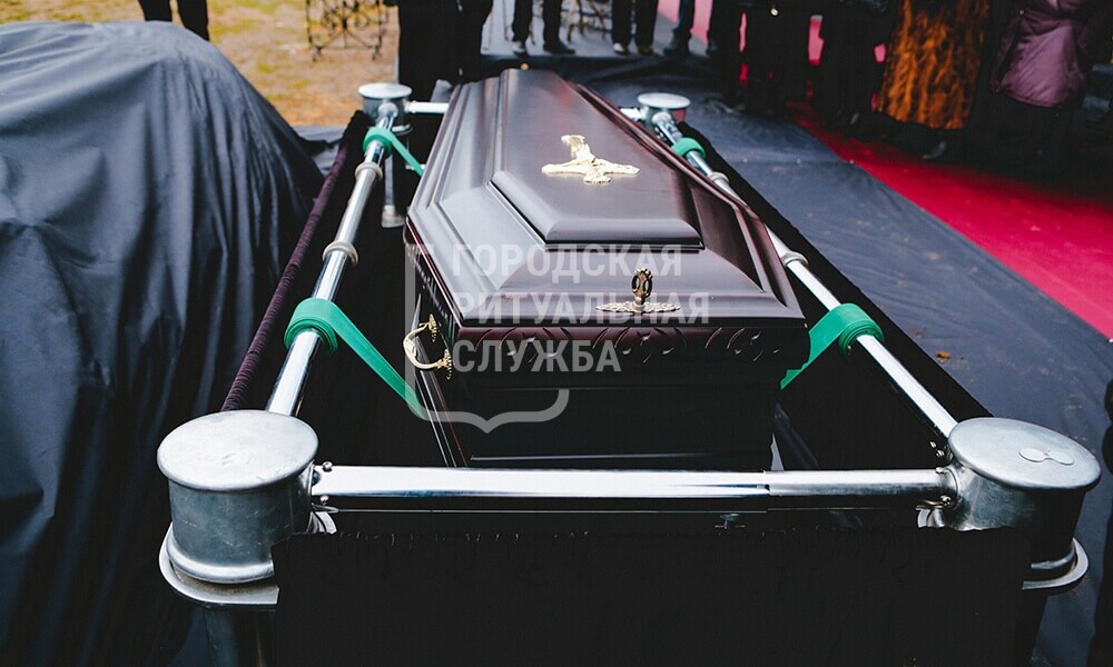 Похороны с погребением